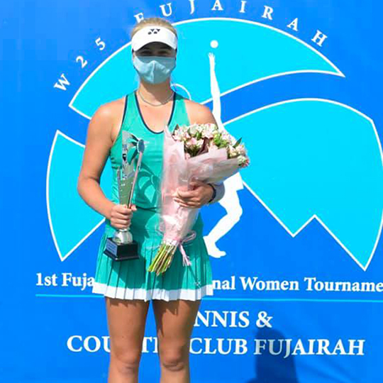 Clara Tauson in front of tournament wall cropped 540x540